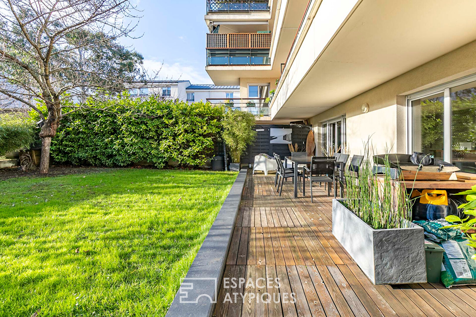 Duplex terrasse et son jardin arboré