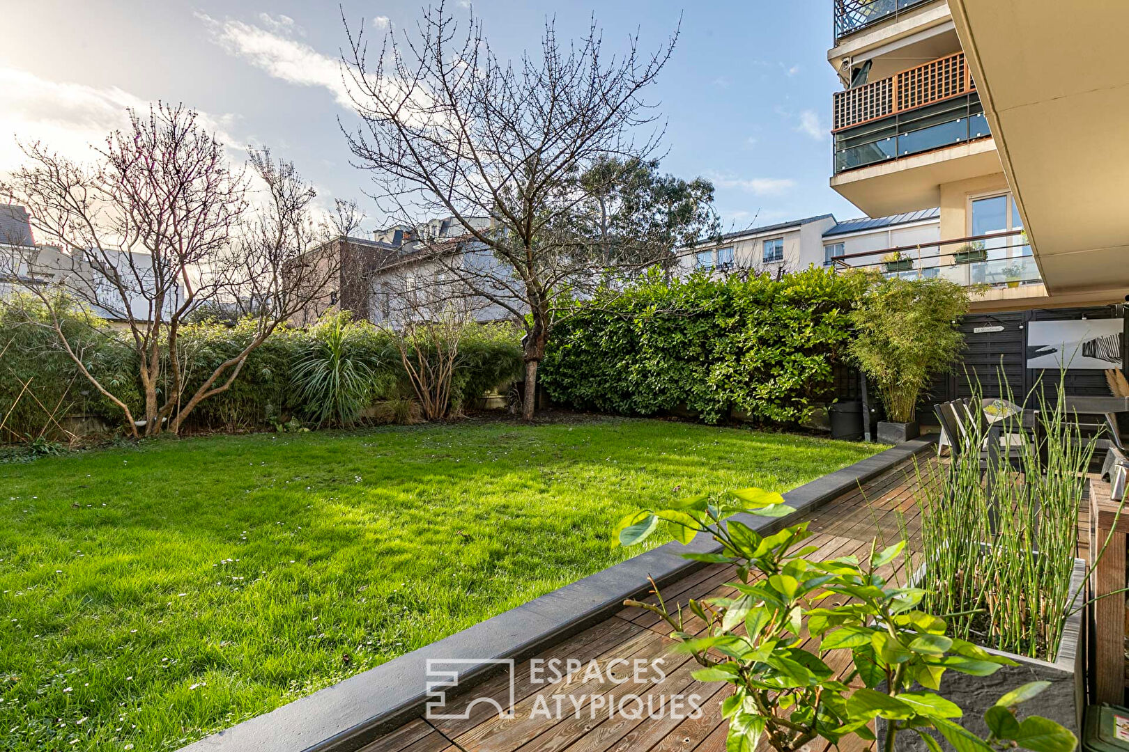 Duplex terrasse et son jardin arboré