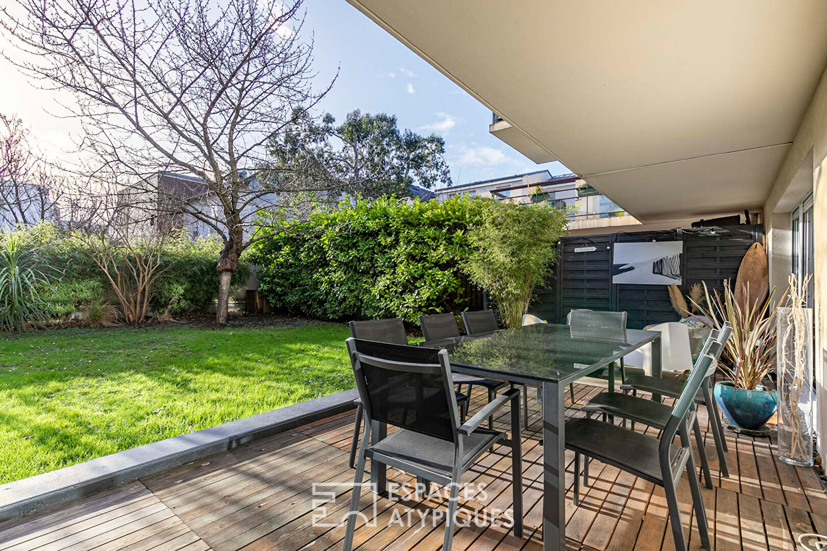 Duplex terrasse et son jardin arboré