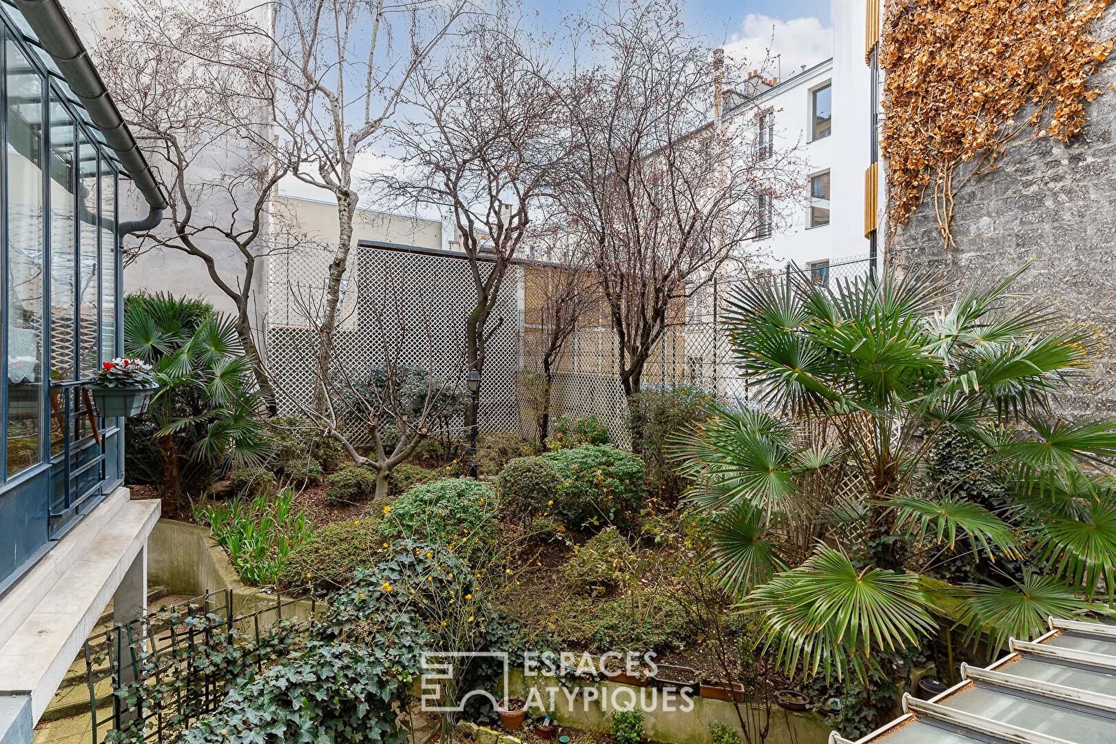 Appartement avec vue plongeante sur jardin verdoyant