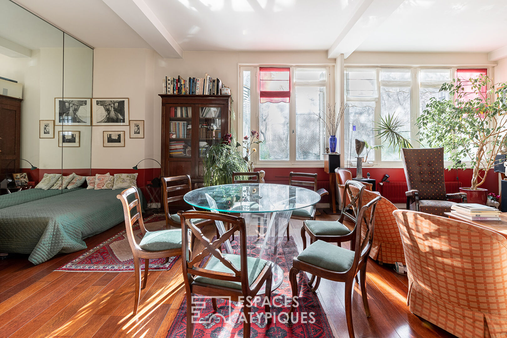 Appartement avec vue plongeante sur jardin verdoyant