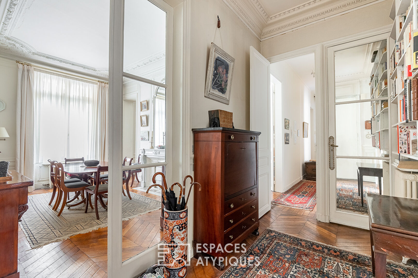 Duplex with English courtyard and studio near Etoile