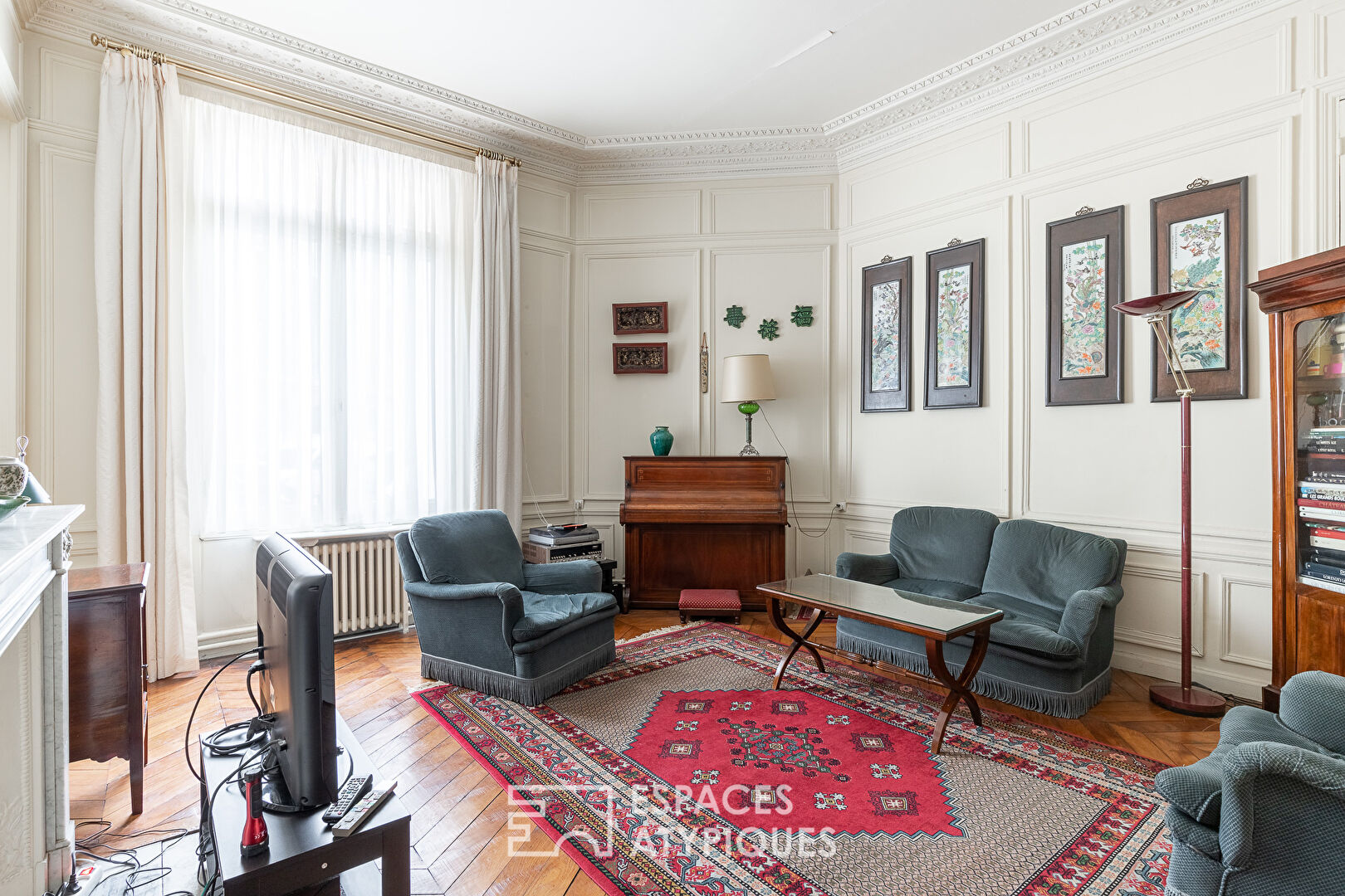 Duplex with English courtyard and studio near Etoile