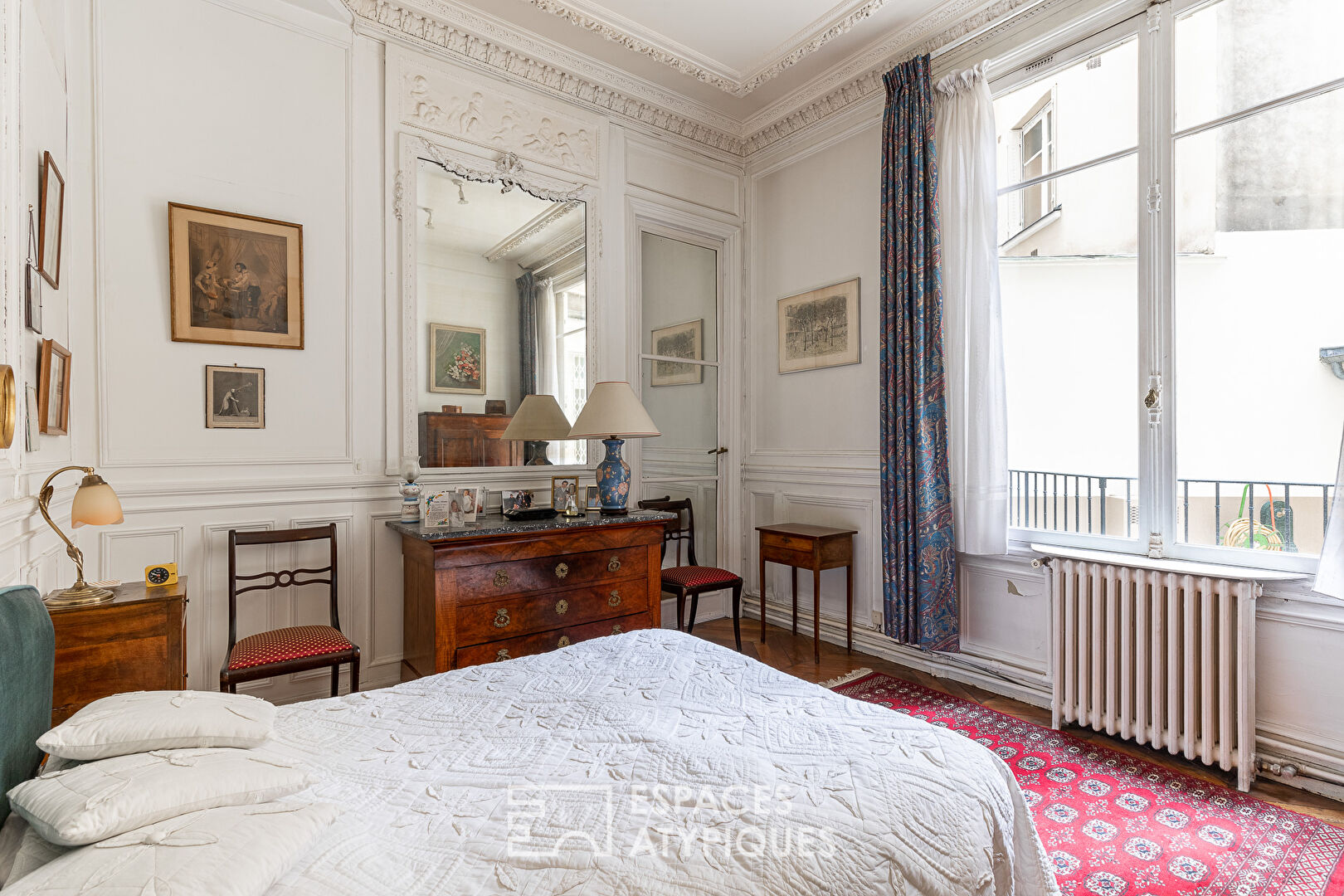 Duplex with English courtyard and studio near Etoile