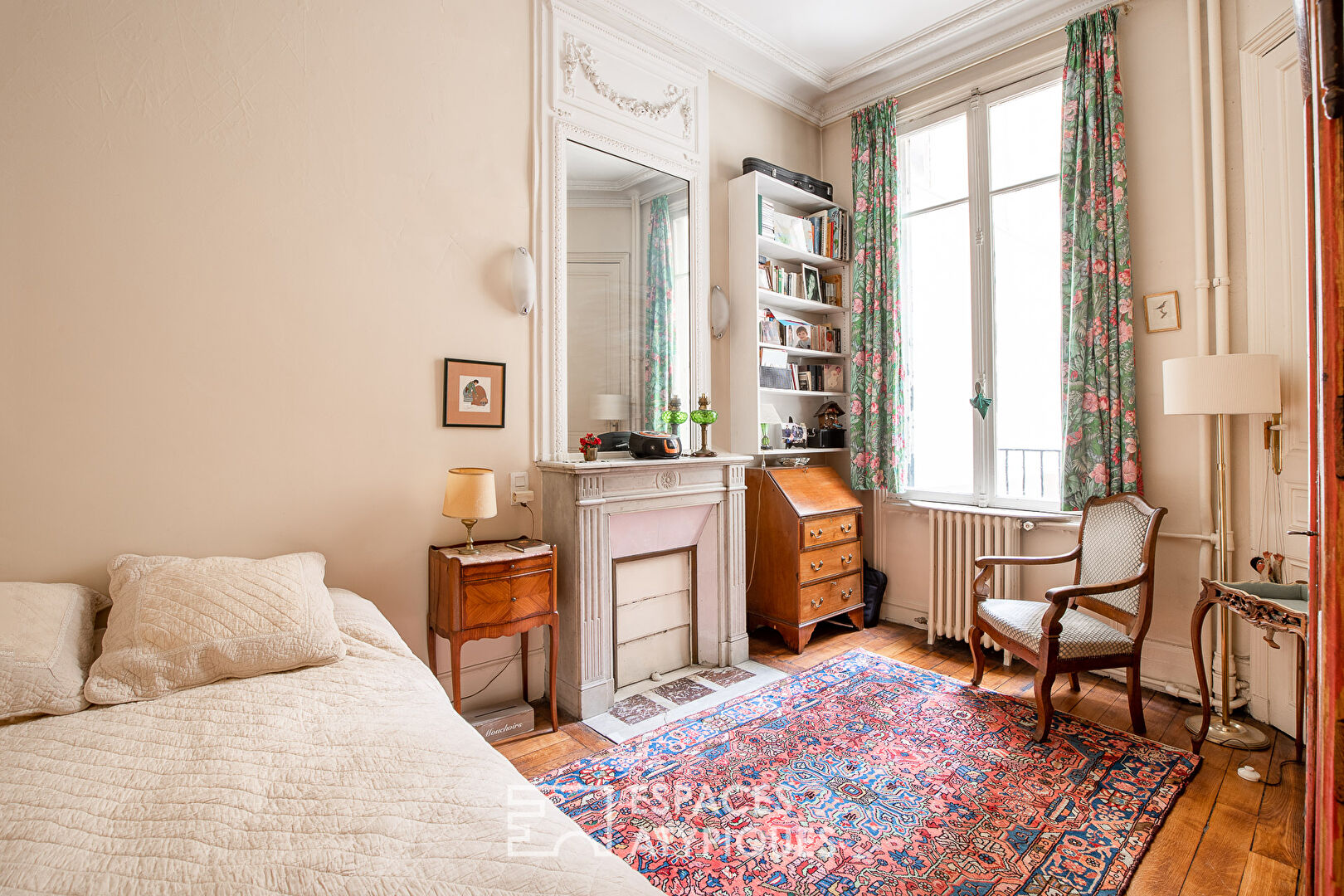 Duplex with English courtyard and studio near Etoile