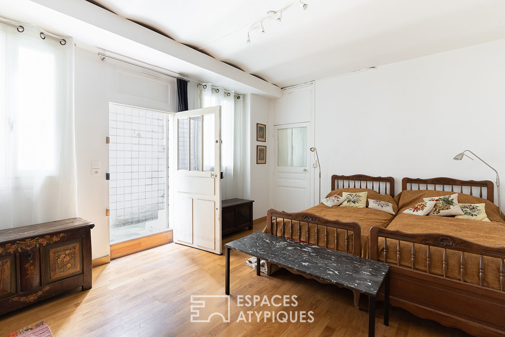 Duplex with English courtyard and studio near Etoile