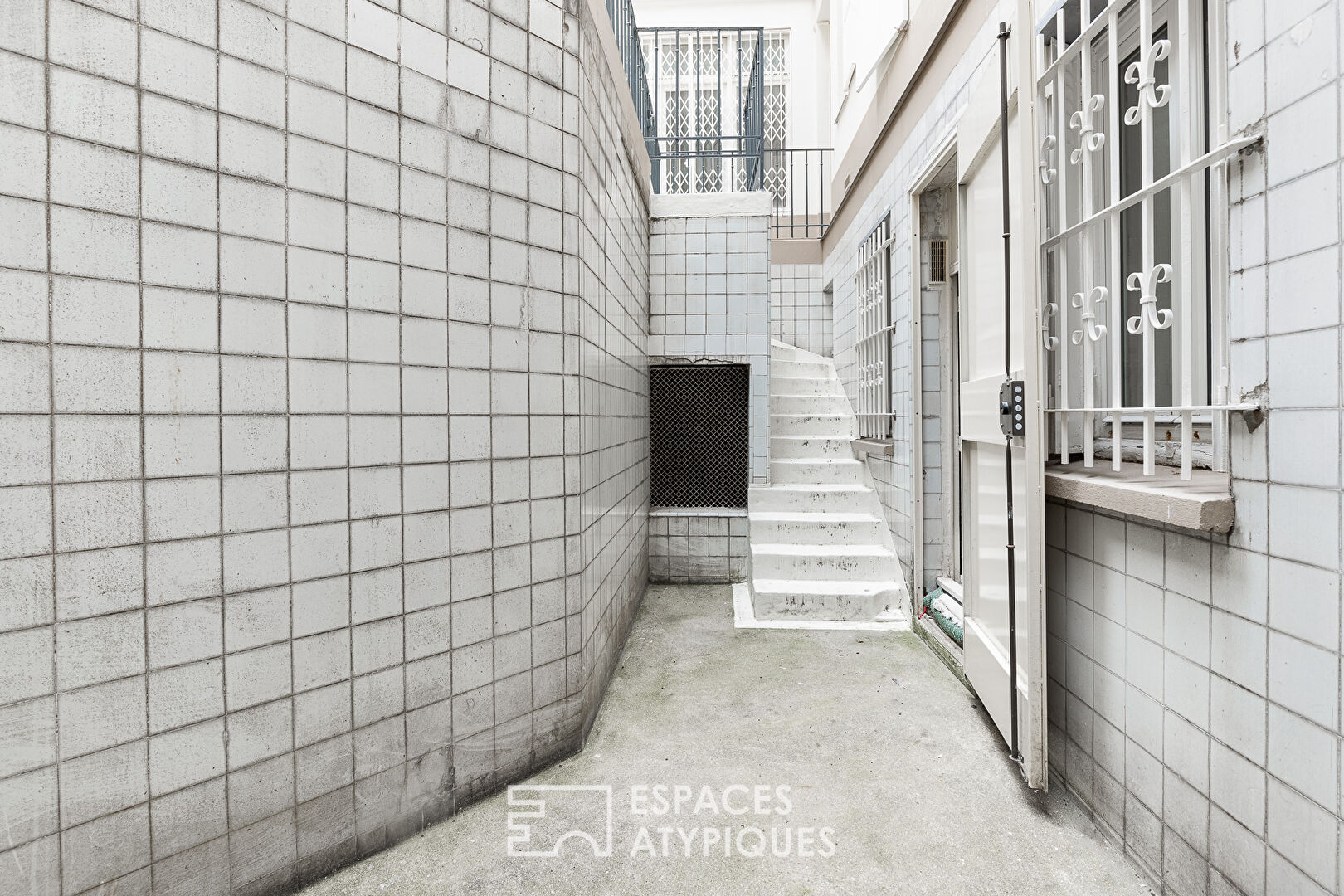 Duplex with English courtyard and studio near Etoile