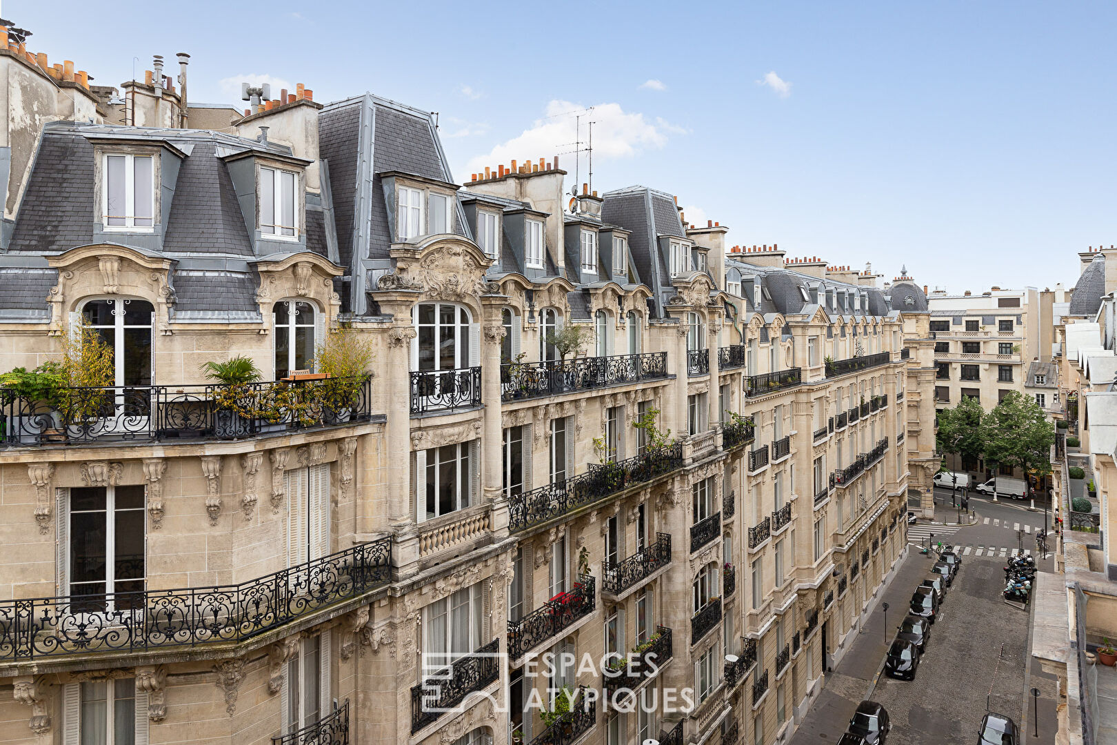 Duplex with English courtyard and studio near Etoile