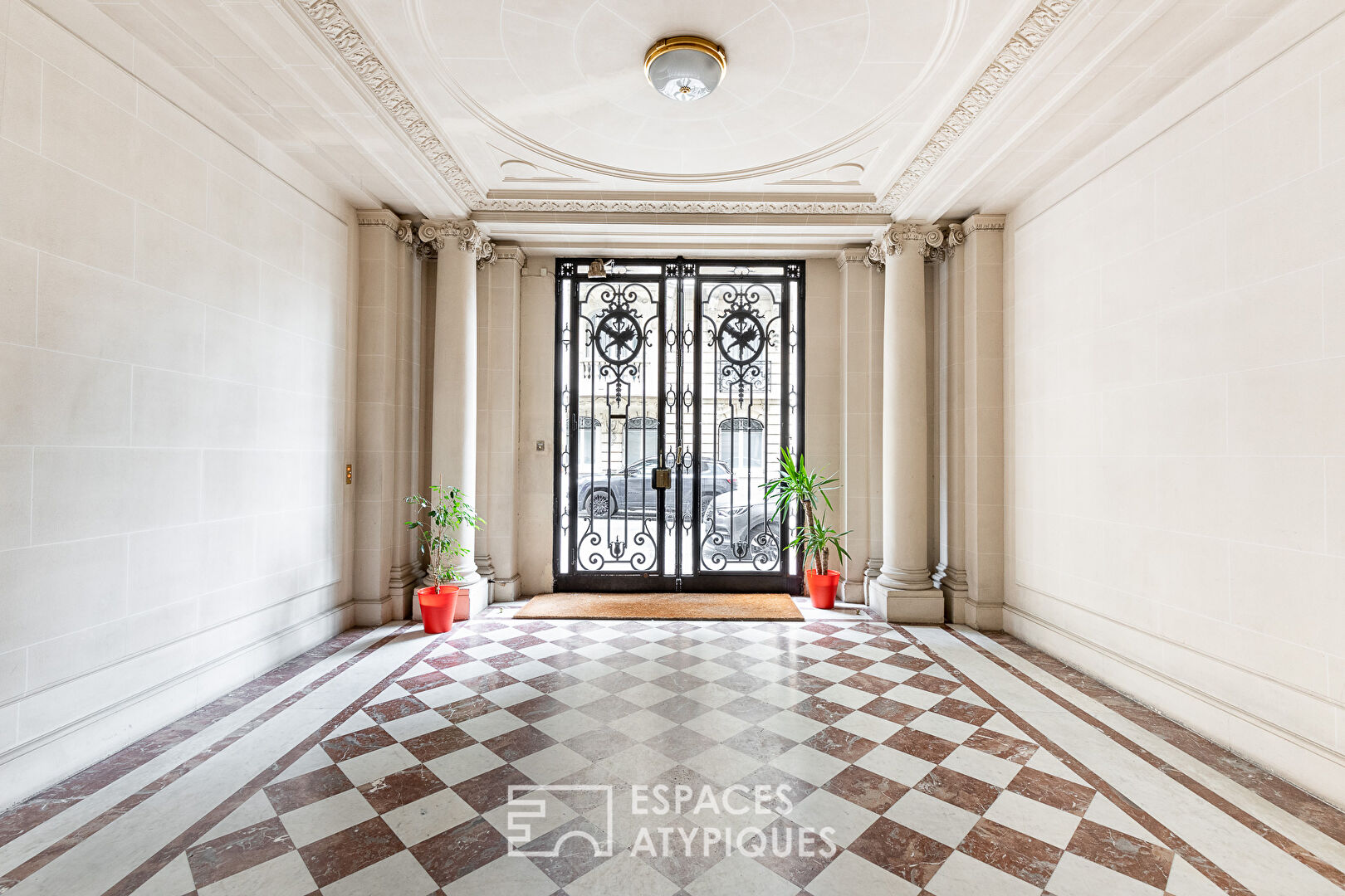 Duplex with English courtyard and studio near Etoile