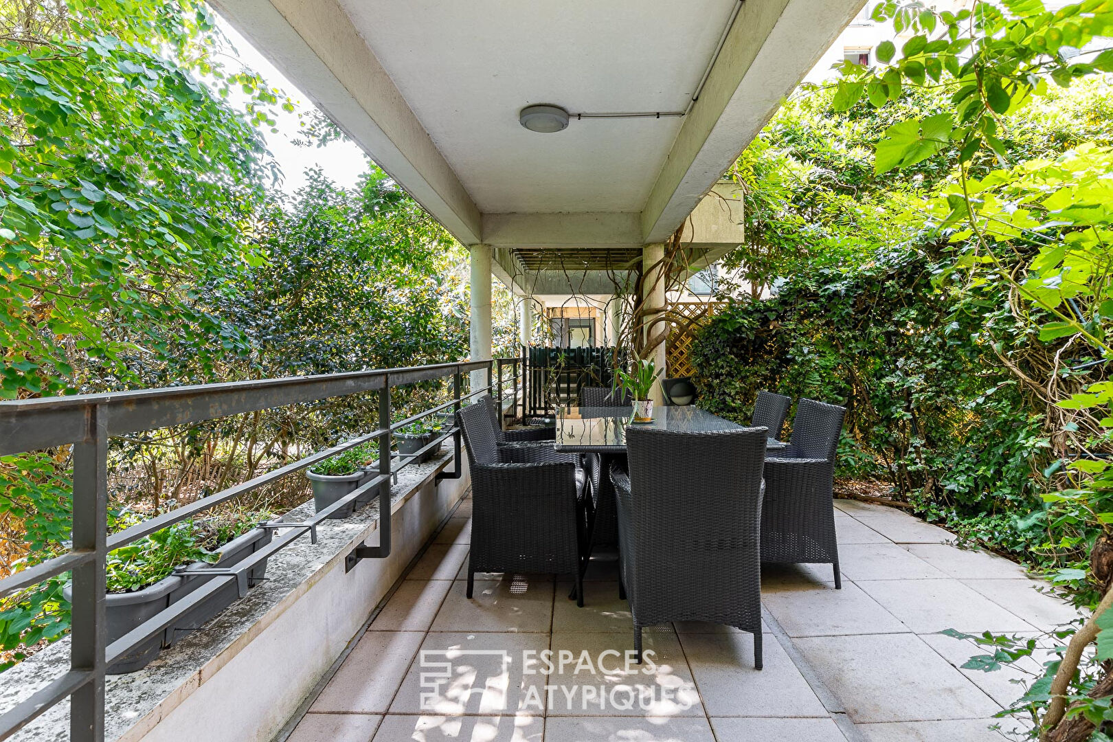 Contemporary apartment with large garden and terraces