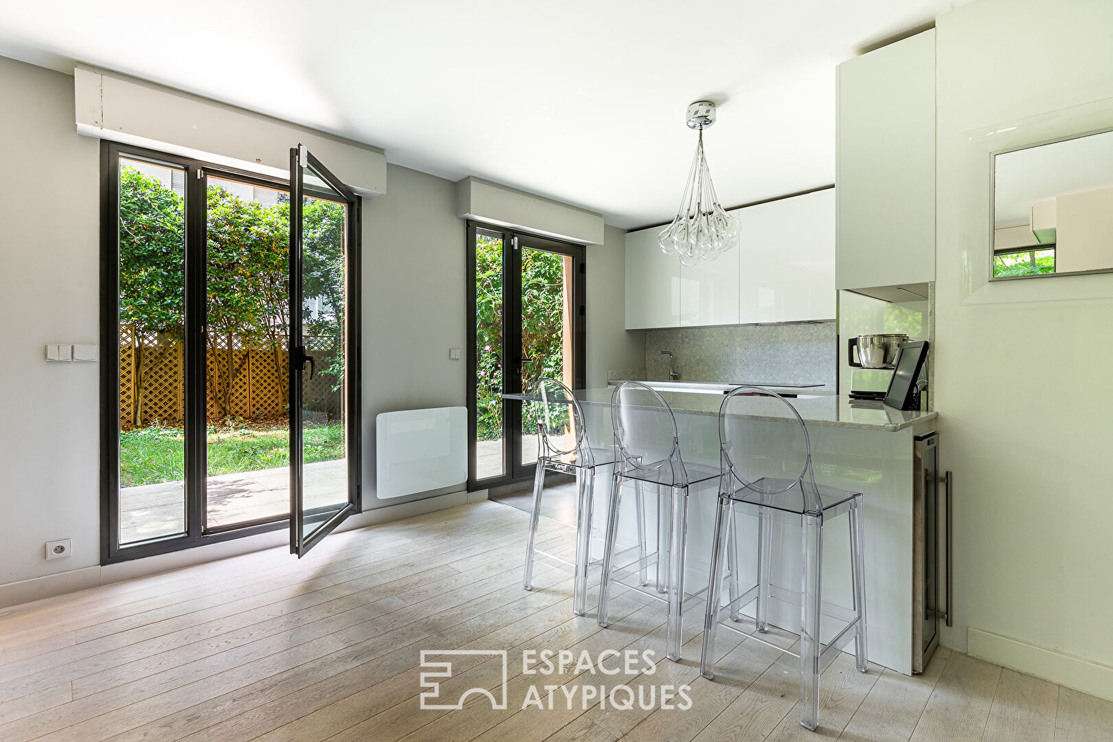 Appartement contemporain avec grand jardin et terrasses