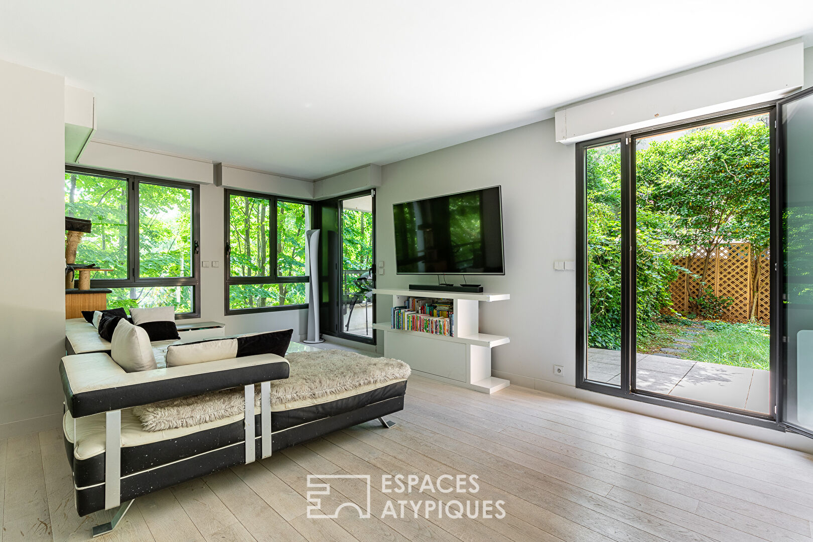 Appartement contemporain avec grand jardin et terrasses