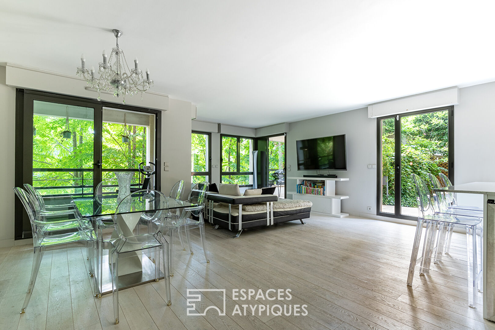 Appartement contemporain avec grand jardin et terrasses