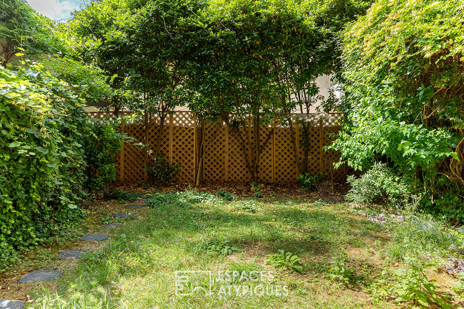 Appartement contemporain avec grand jardin et terrasses