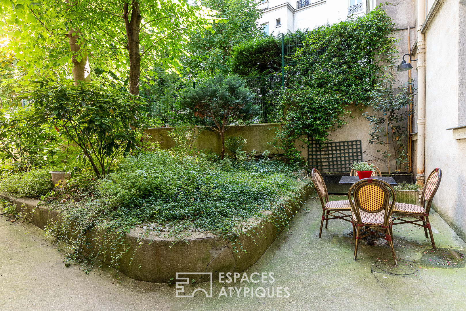 Apartment with Montmartre charm on garden