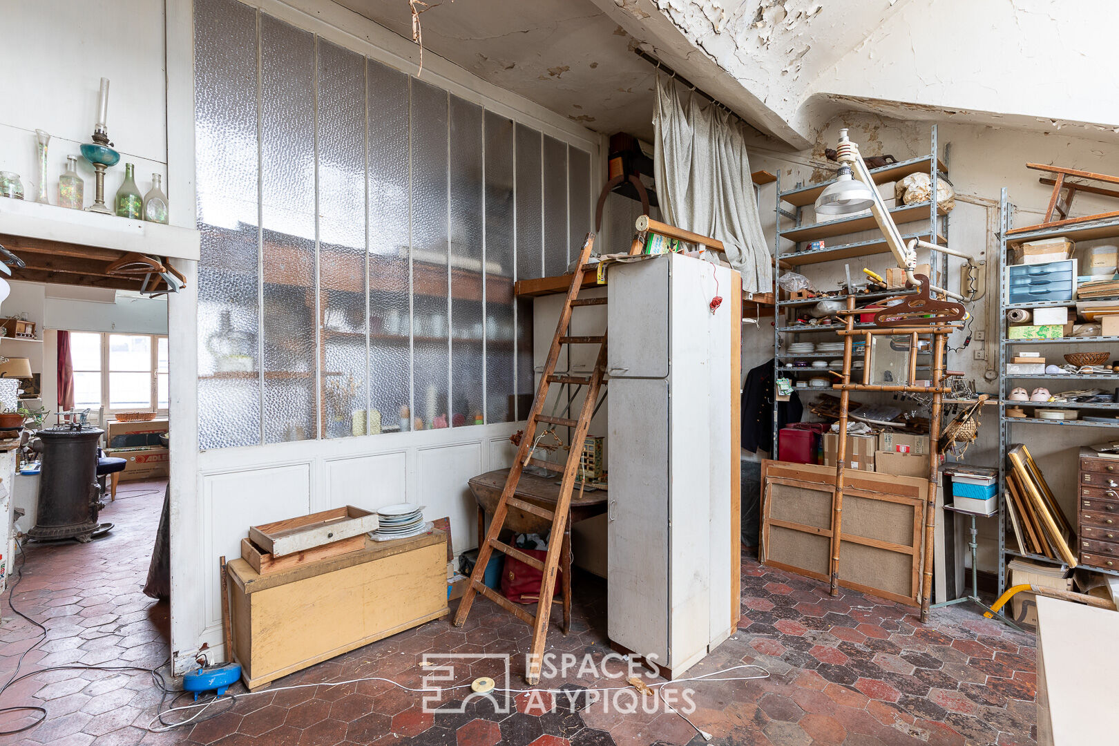 Ancien atelier de peinture traversant en dernier étage à rénover