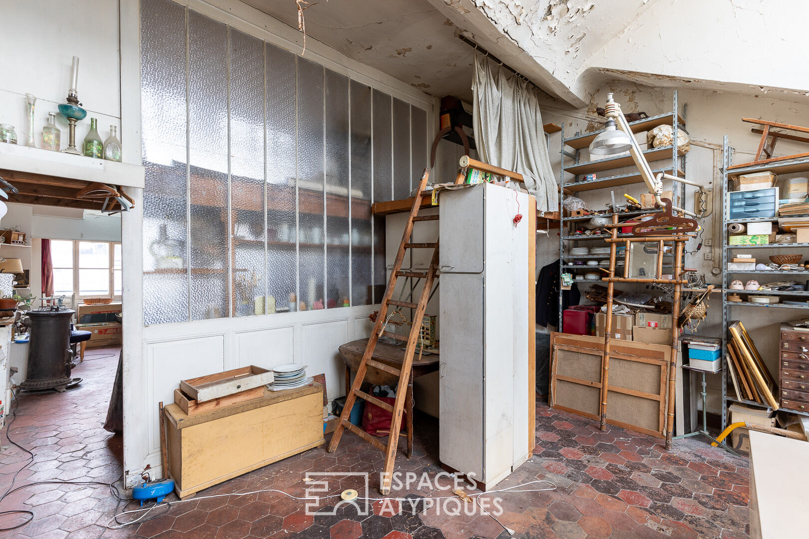 Former painting workshop crossing on the top floor to renovate