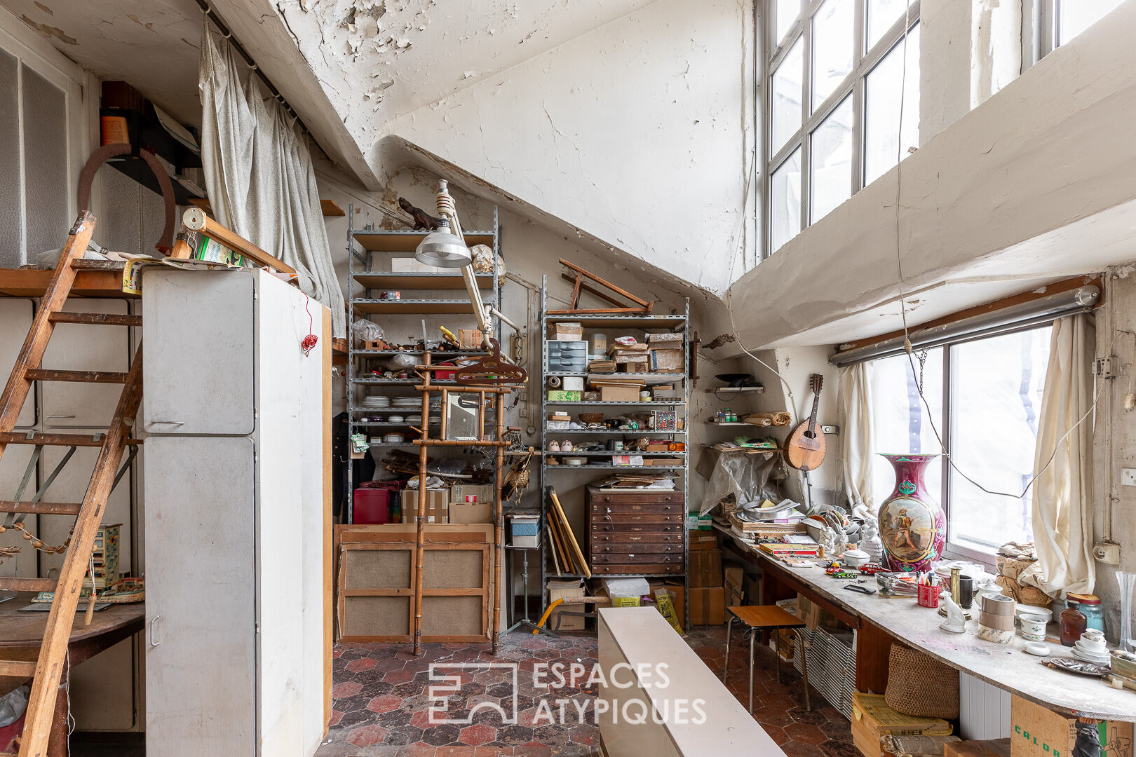 Former painting workshop crossing on the top floor to renovate