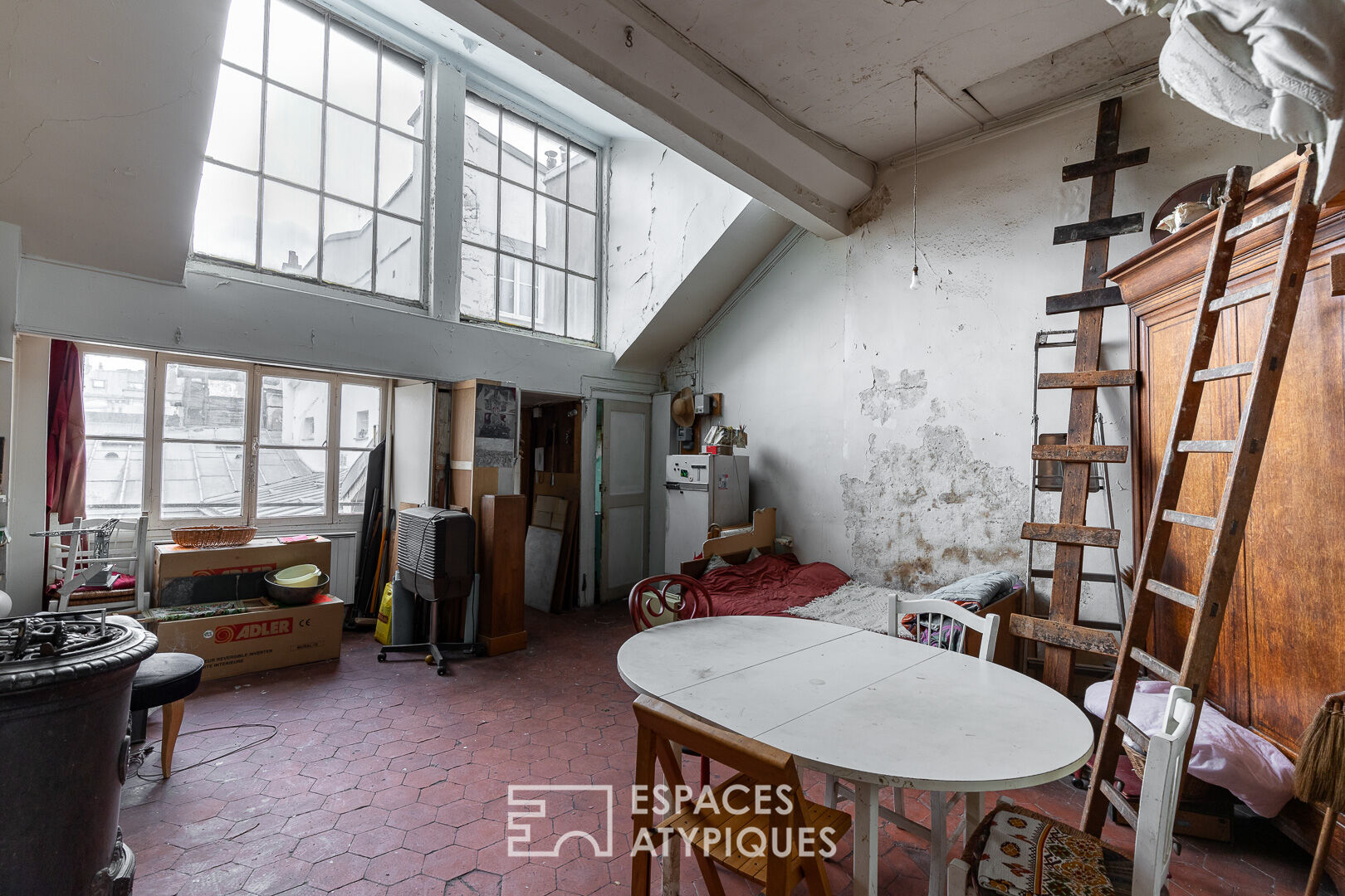 Former painting workshop crossing on the top floor to renovate