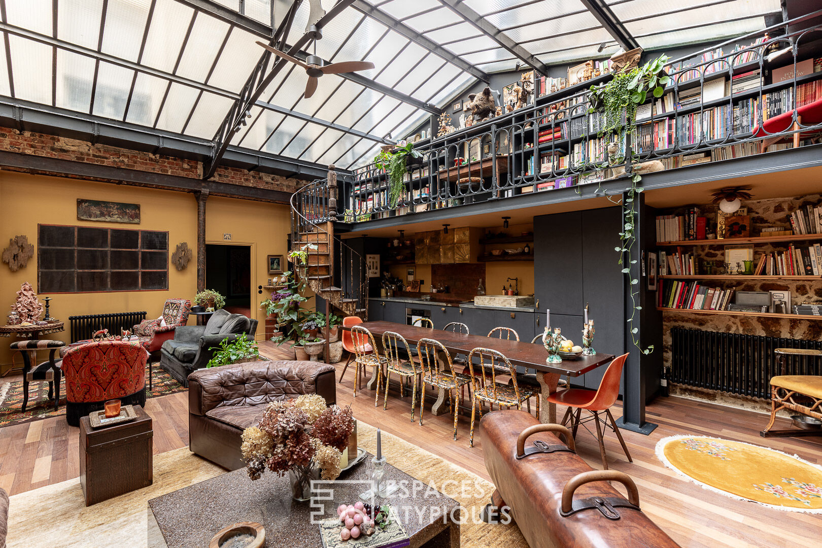 Former stables transformed into a loft in Montmartre