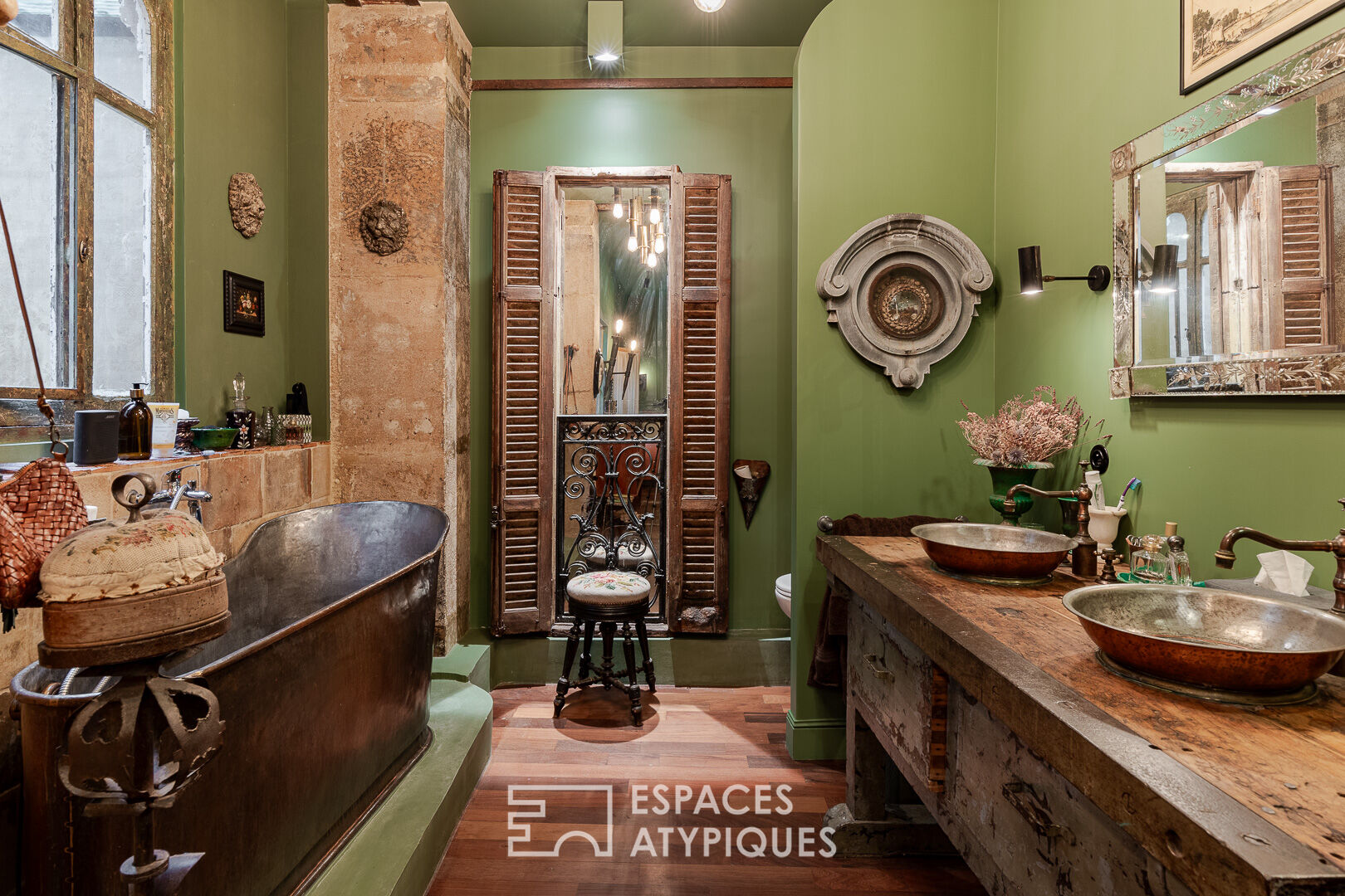 Former stables transformed into a loft in Montmartre