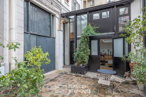 Ancien atelier esprit loft avec verrière aux Abbesses