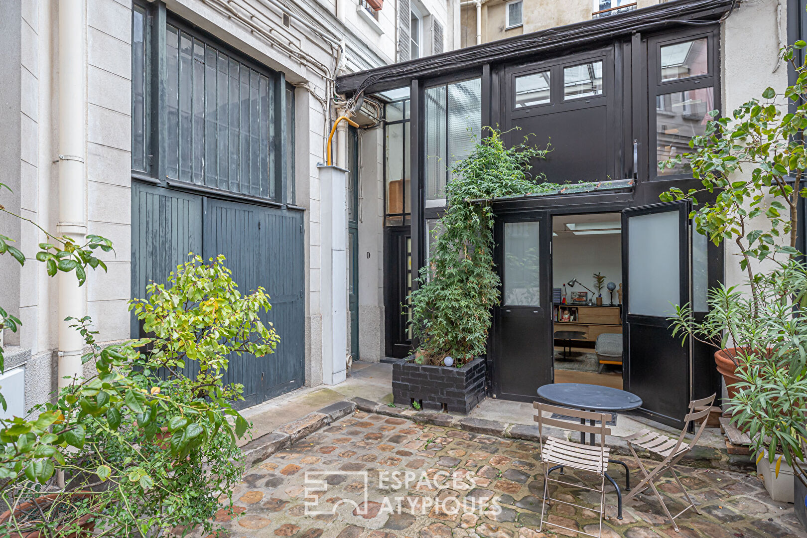 Ancien atelier esprit loft avec verrière aux Abbesses