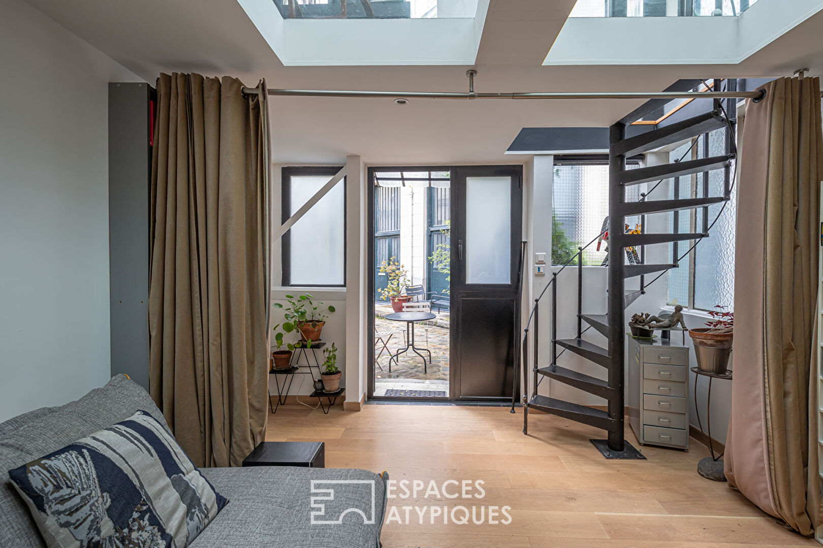 Ancien atelier esprit loft avec verrière aux Abbesses