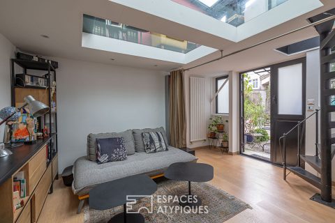 Ancien atelier esprit loft avec verrière aux Abbesses