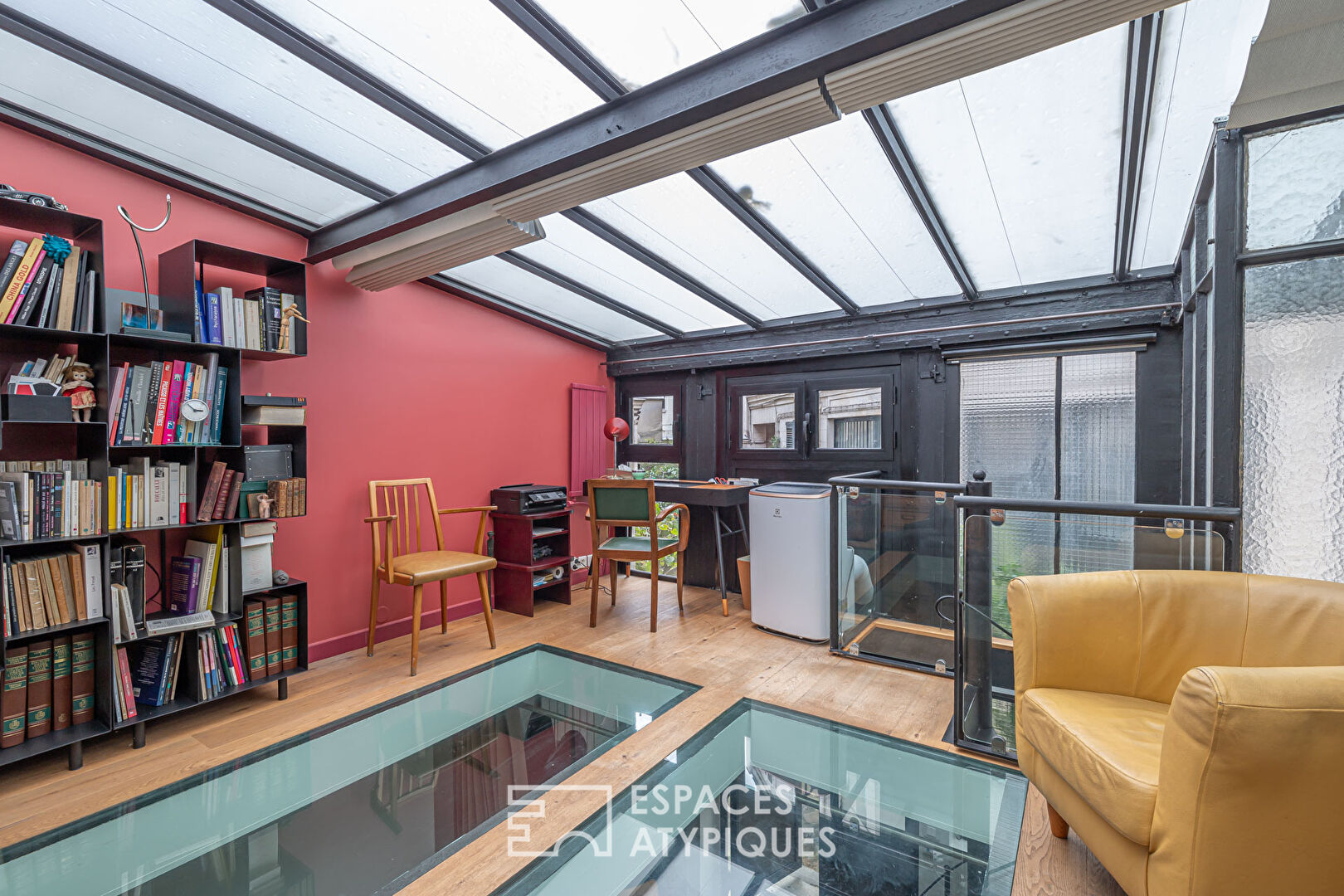 Ancien atelier esprit loft avec verrière aux Abbesses