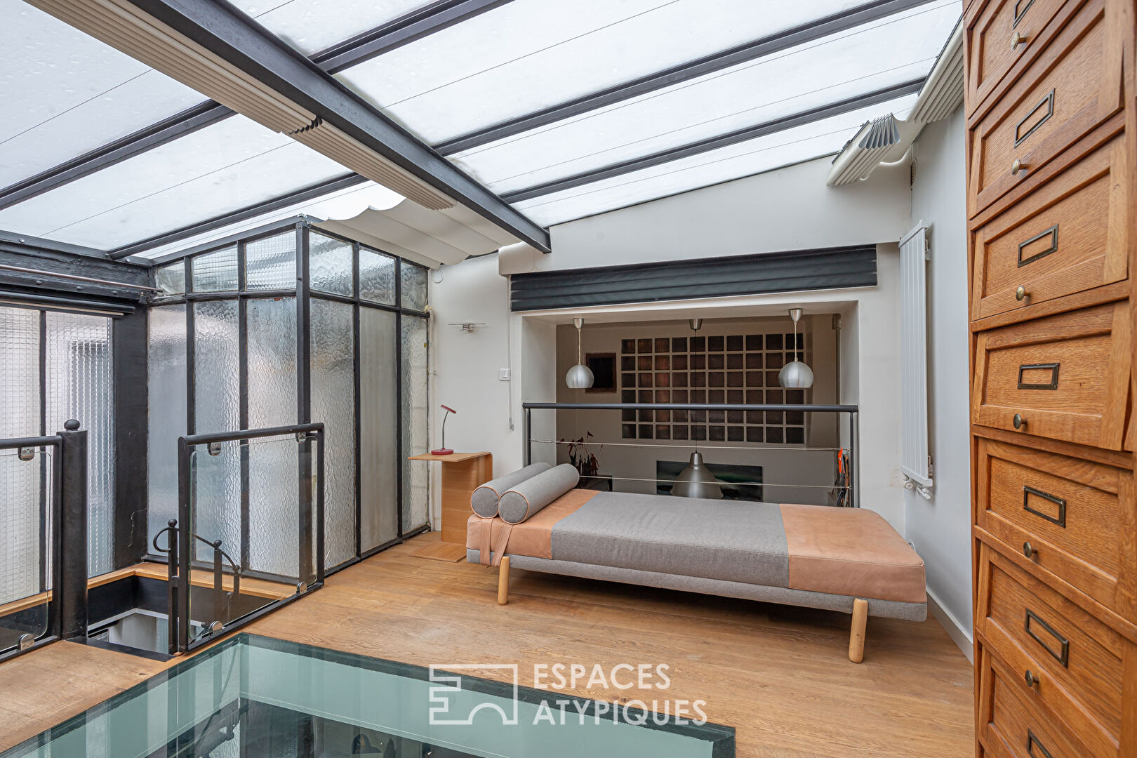 Ancien atelier esprit loft avec verrière aux Abbesses