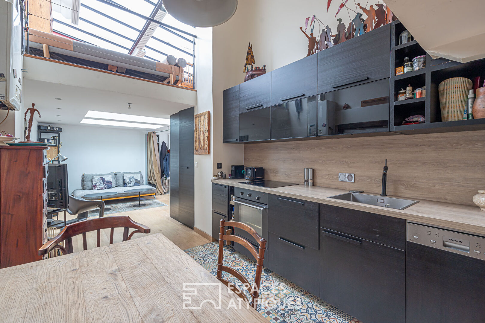 Ancien atelier esprit loft avec verrière aux Abbesses