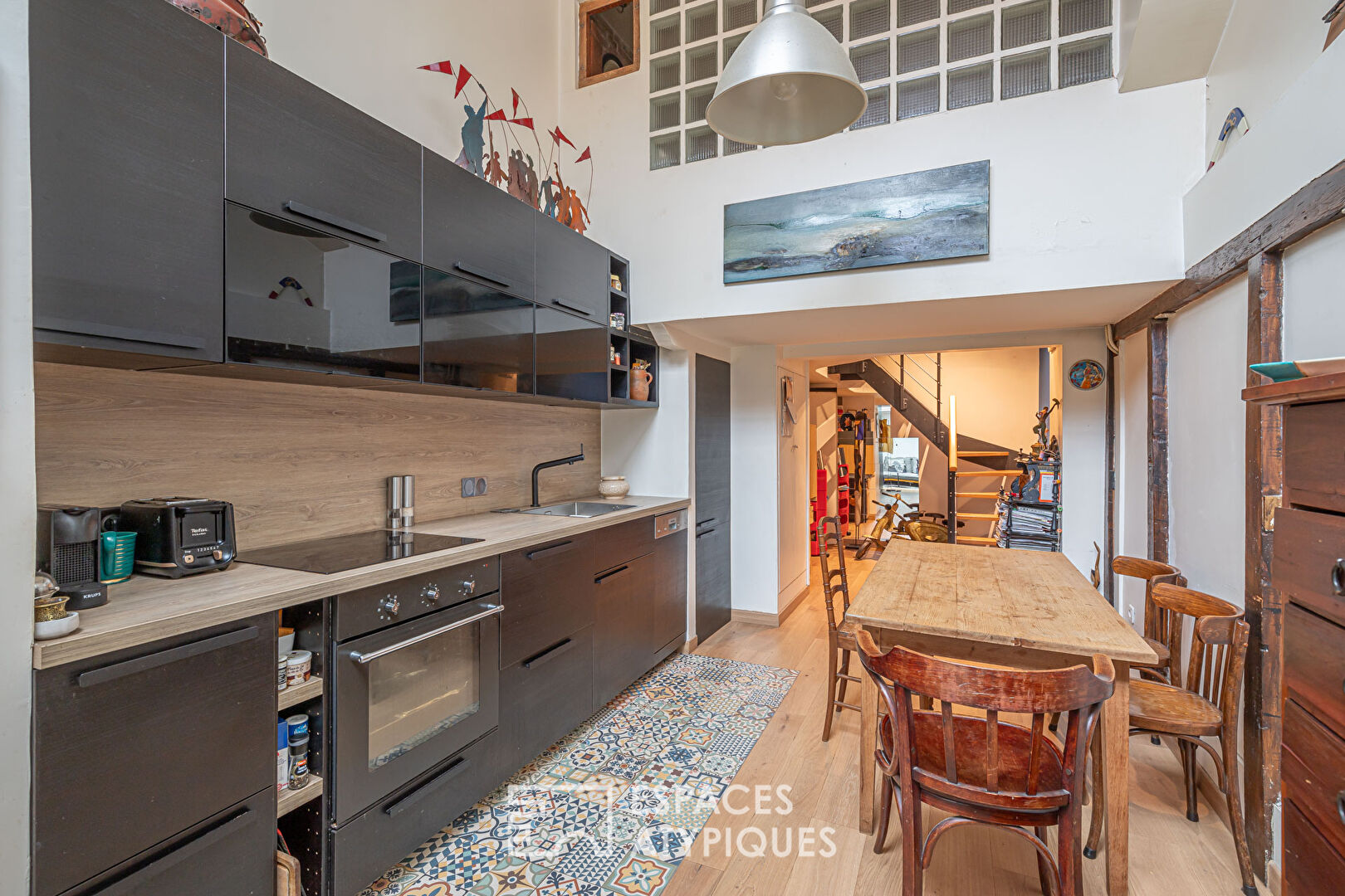 Ancien atelier esprit loft avec verrière aux Abbesses