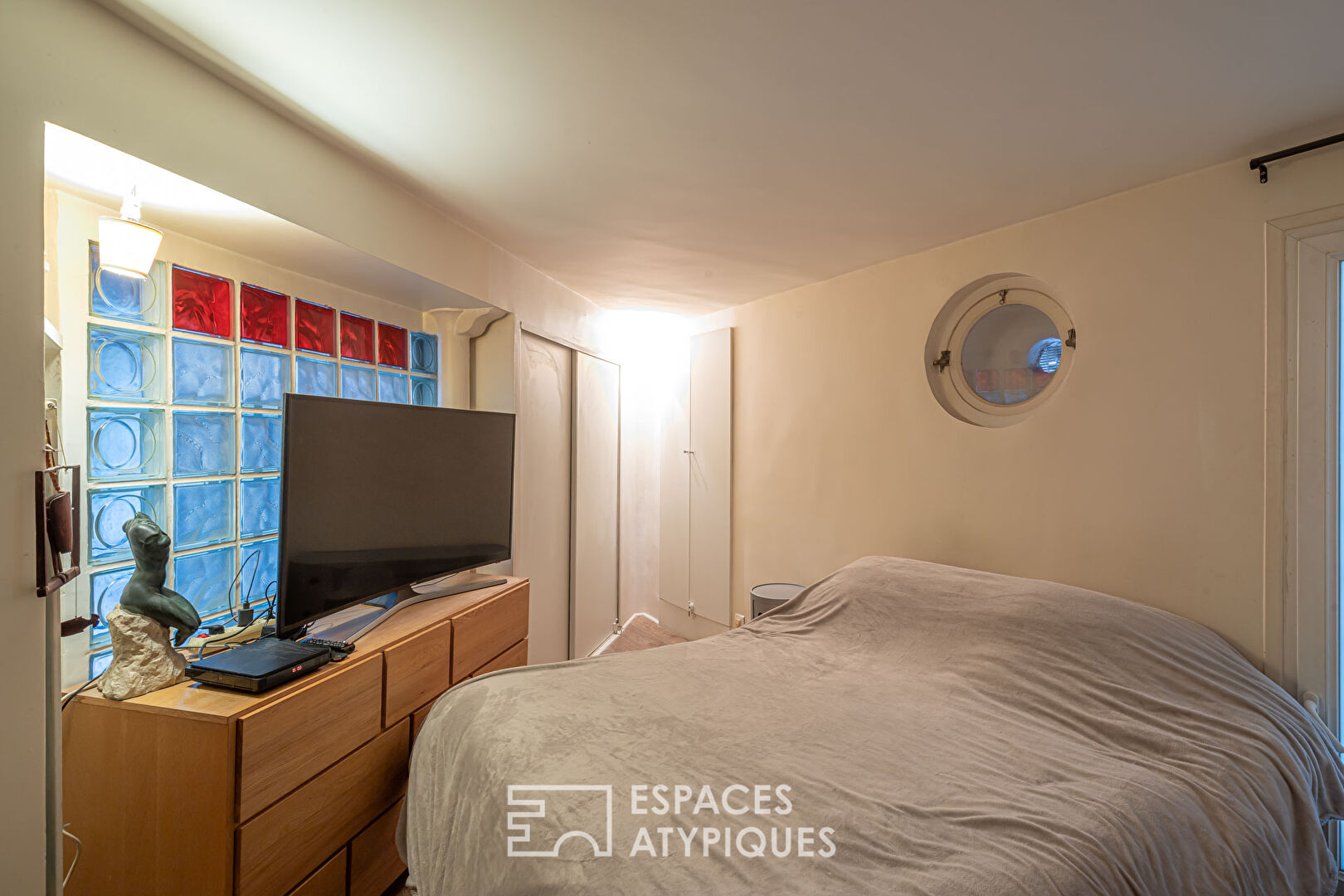 Ancien atelier esprit loft avec verrière aux Abbesses
