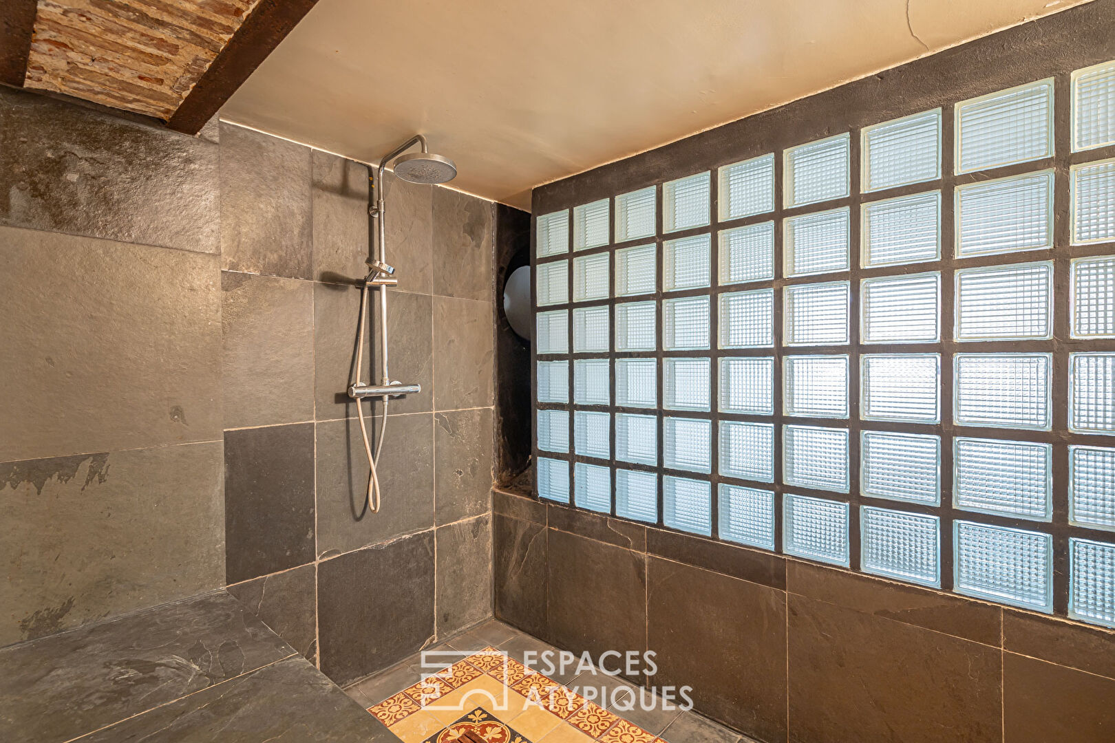 Ancien atelier esprit loft avec verrière aux Abbesses
