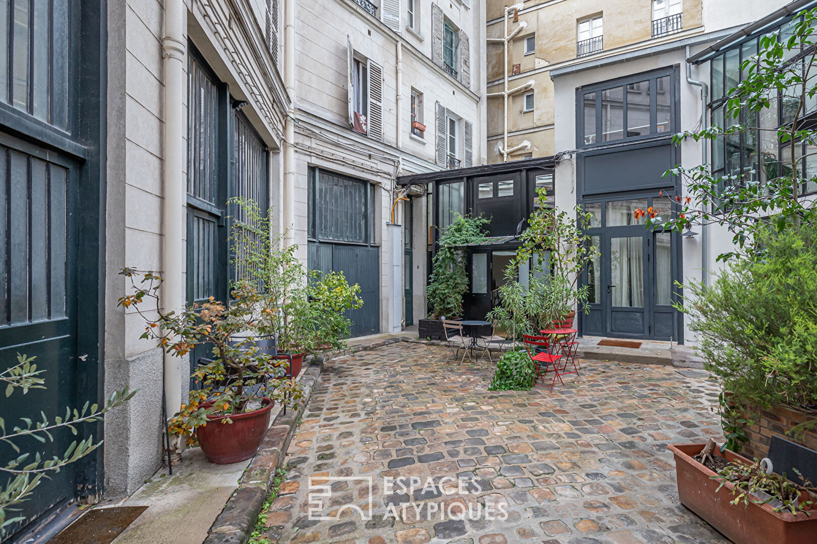 Ancien atelier esprit loft avec verrière aux Abbesses