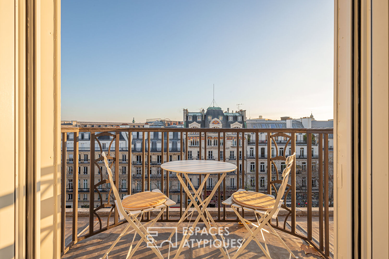 Pied-à-terre de prestige avec balcons et vue – Madeleine Vendôme