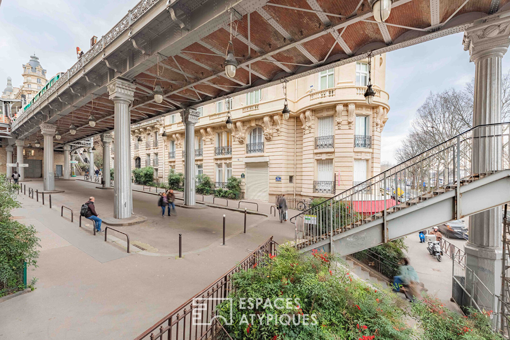 Haussmannien à réinterpréter vue Pont Bir Hakeim et Tour Eiffel