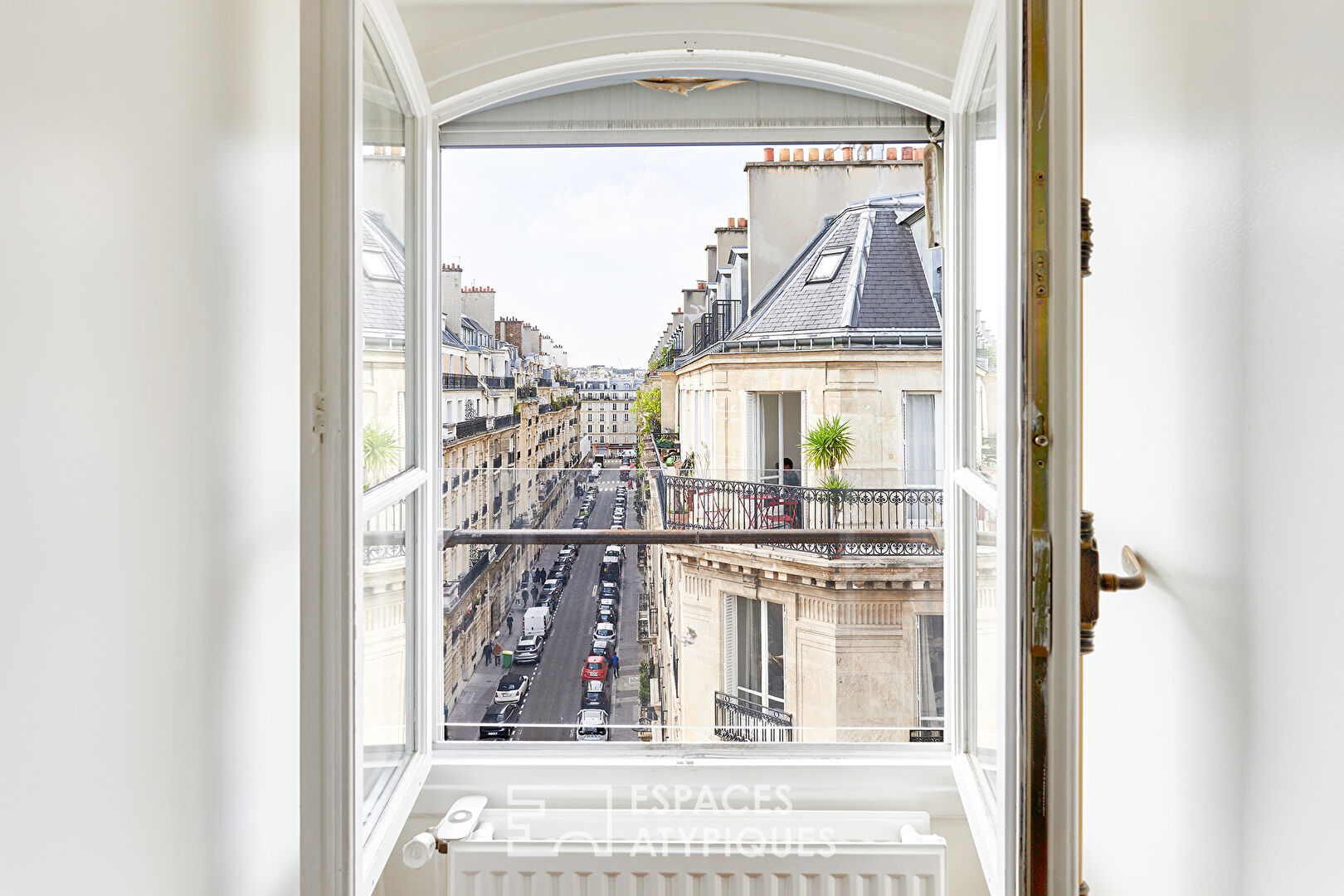 Top floor family crossing apartment – Marché des Ternes