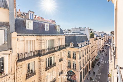 Appartement traversant avec poutres apparentes à rénover – Palais-Royal
