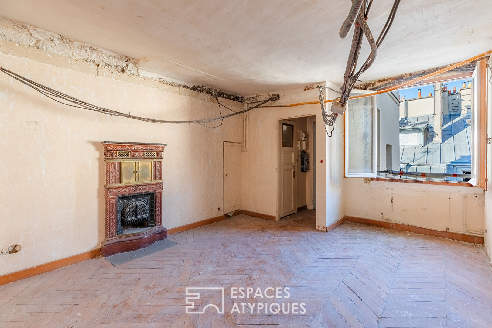 Crossing apartment to renovate with exposed beams – Palais-Royal
