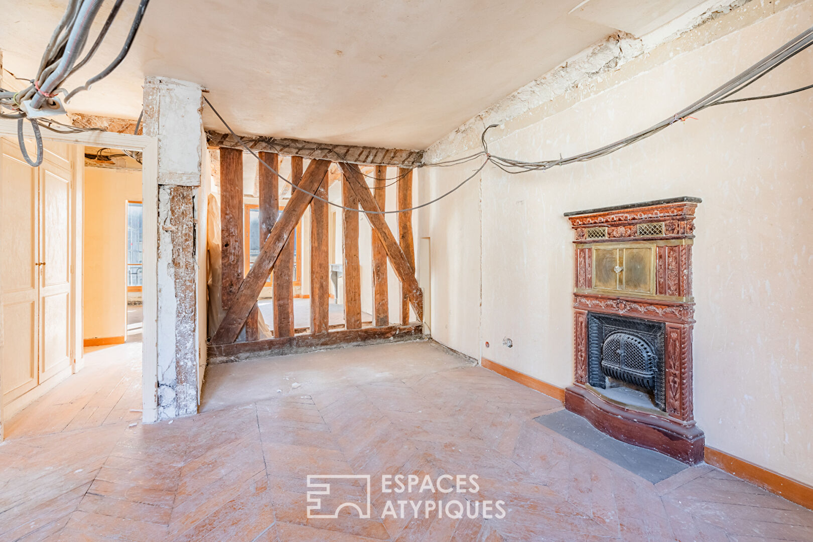 Crossing apartment to renovate with exposed beams – Palais-Royal