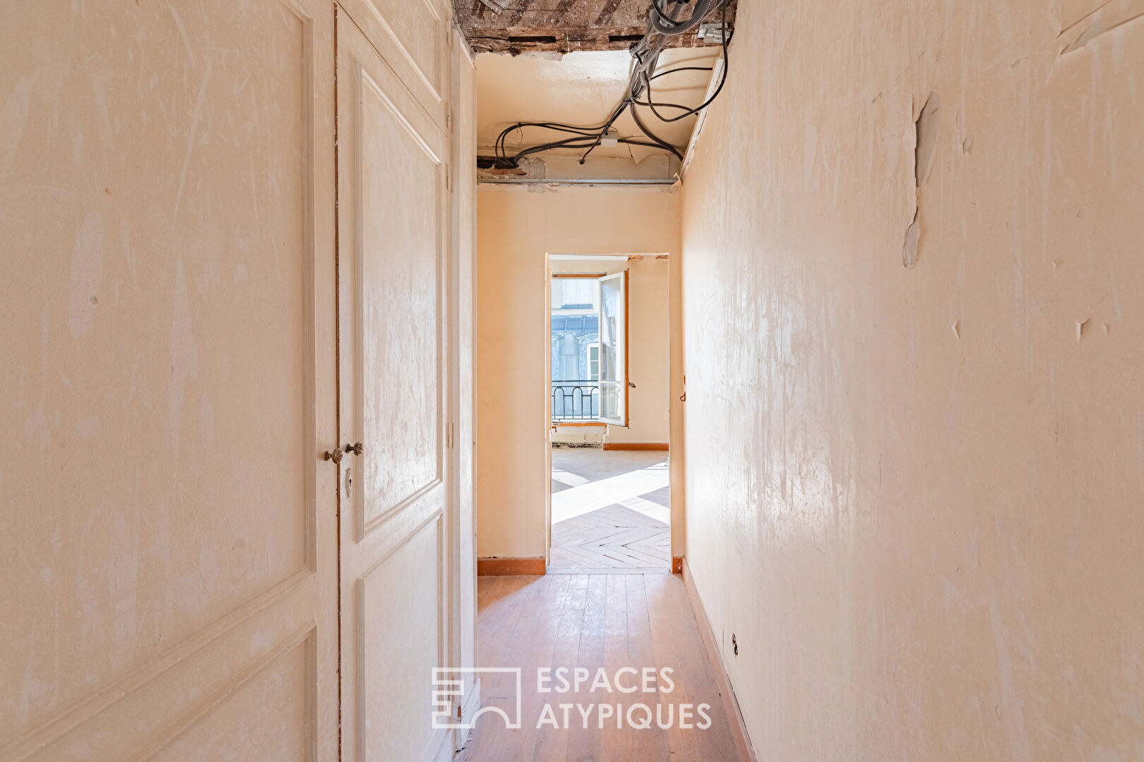 Appartement traversant avec poutres apparentes à rénover – Palais-Royal