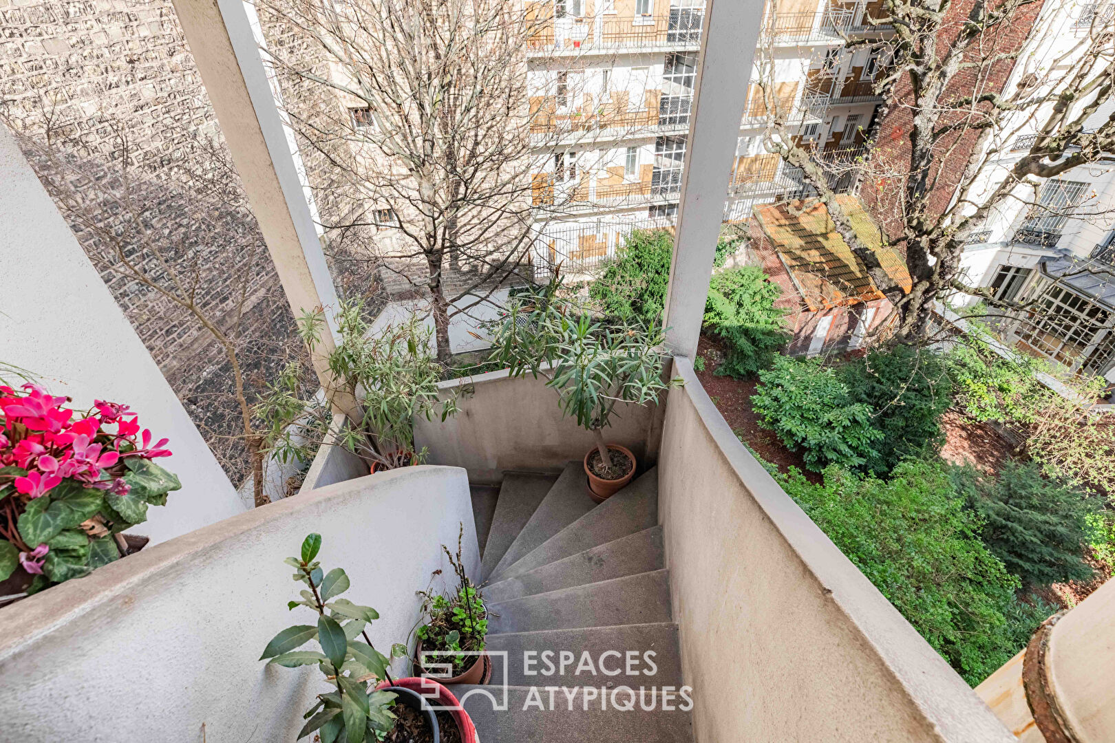 Top floor to reinterpret near Etoile and Bois de Boulogne