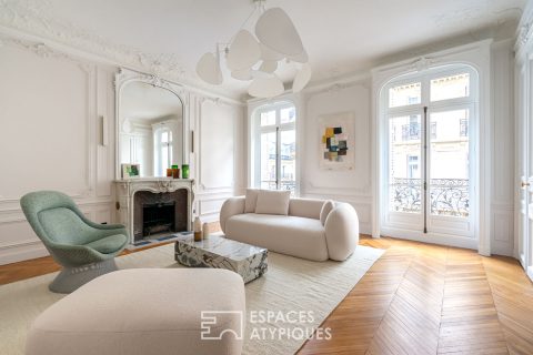 Renovated Haussmannian noble floor with balcony near Parc Monceau