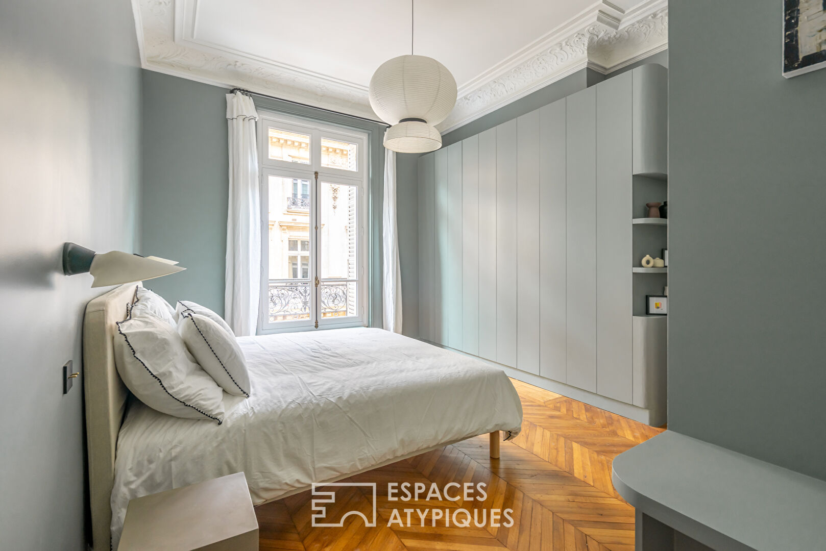 Renovated Haussmannian noble floor with balcony near Parc Monceau