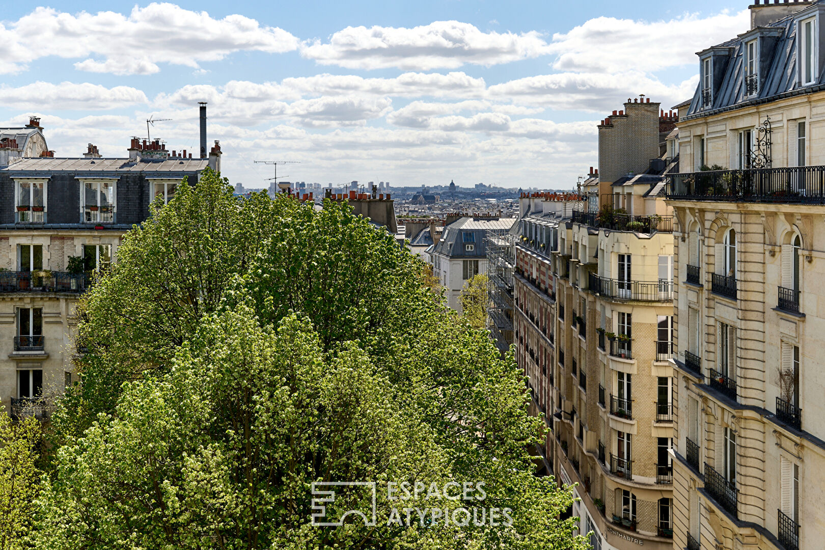 Dernier étage triple exposition et vues Paris à Montmartre