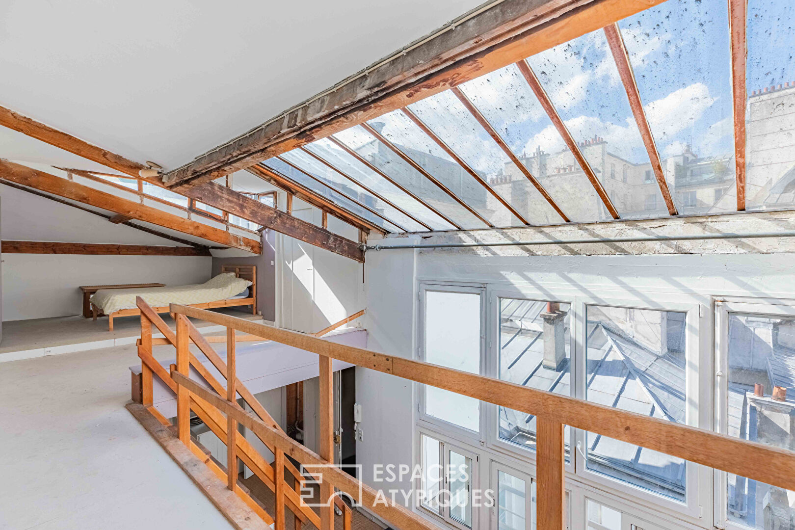 Top floor workshop to renovate – Place Saint-Georges