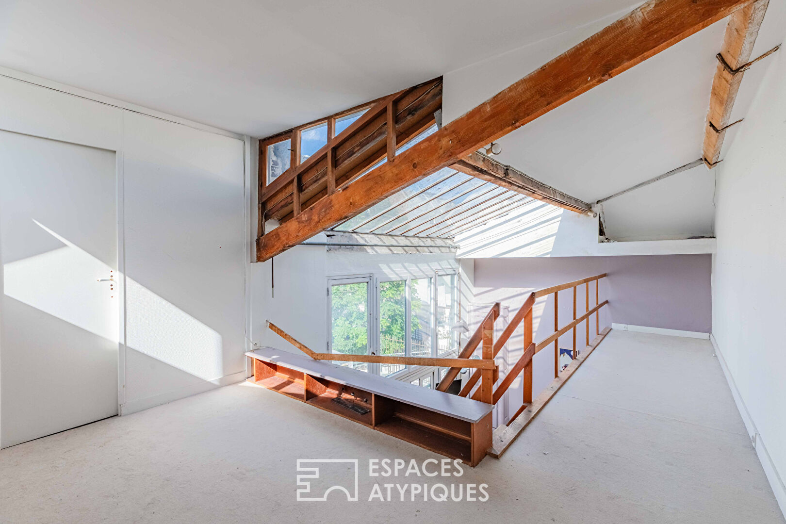 Top floor workshop to renovate – Place Saint-Georges