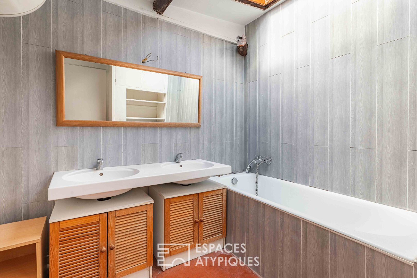 Top floor workshop to renovate – Place Saint-Georges